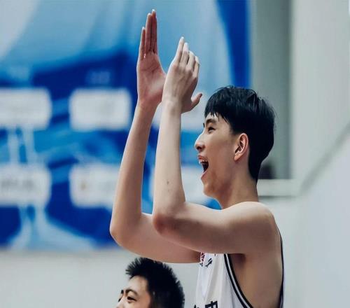 国篮有福了！国青2米1中锋兄妹合影4人都打球前路一片坦途