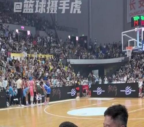 库里中国行现场：与杜锋同听库里之歌，还看了啦啦队表演