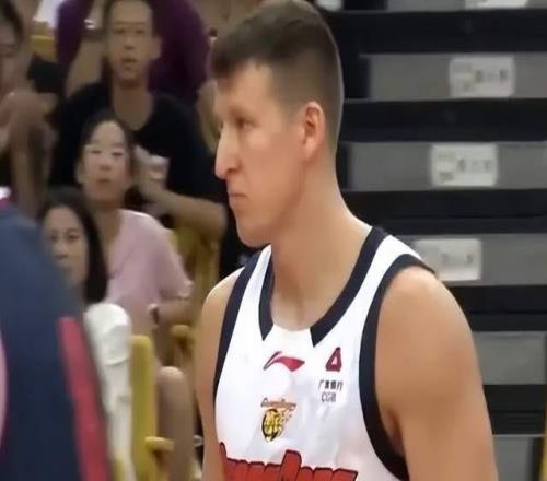 后杜锋时代，捡到宝了！卢卡越打越顺，广东新帅的体系被他盘活了