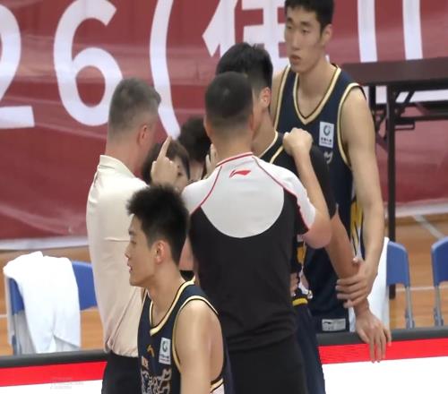 陈家政抱摔对手，引起双方球员冲突！