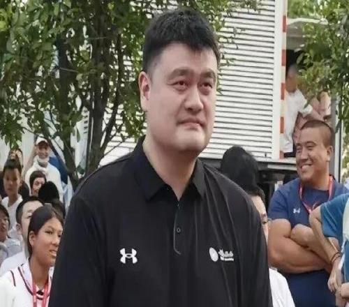 刘翔之前，2011年退役的姚明找上海体育局把编制清零，拿自主择业补偿走人，后来买上海男篮、当选篮协主席，人事关系早切干净