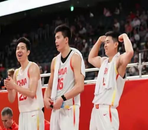 中国男篮大胜菲律宾，郭士强全场喊个不停！国内资深裁判提出质疑
