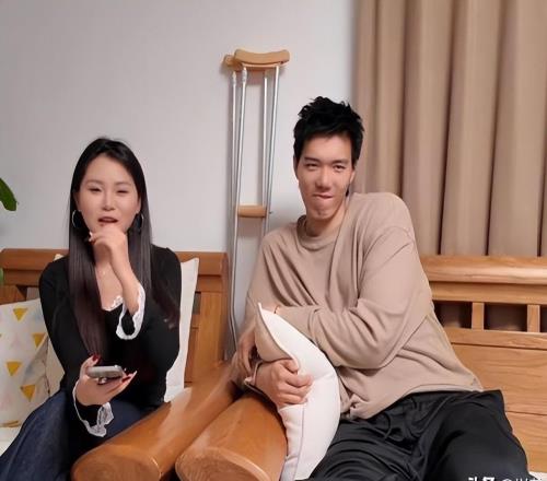 她是焦泊乔母亲，曾是陕西女篮主力，如今定居西安当一名东航职员