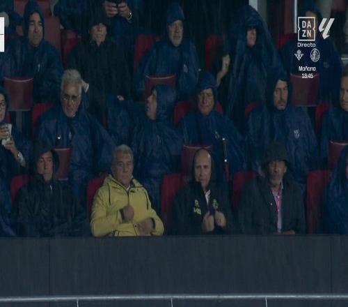 一起挨浇，每体：巴萨球场暴雨，拉波尔塔与桑坦德主席穿雨衣