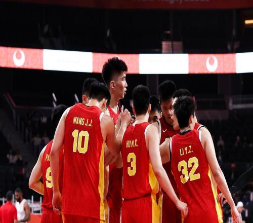 中国男篮对决日本迎利好！李弘权赵嘉义复出，2米23中锋统治内线
